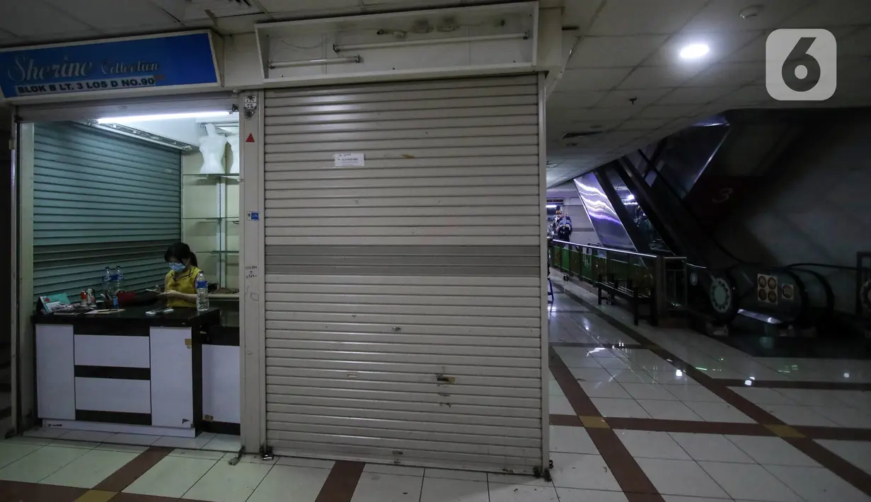 Senada, Pengelola Pasar Tanah Abang Blok B, Japar mengaku saat ini kondisi sepi karena bukan pada masa puncak masyarakat untuk belanja. (Liputan6.com/Angga Yuniar)