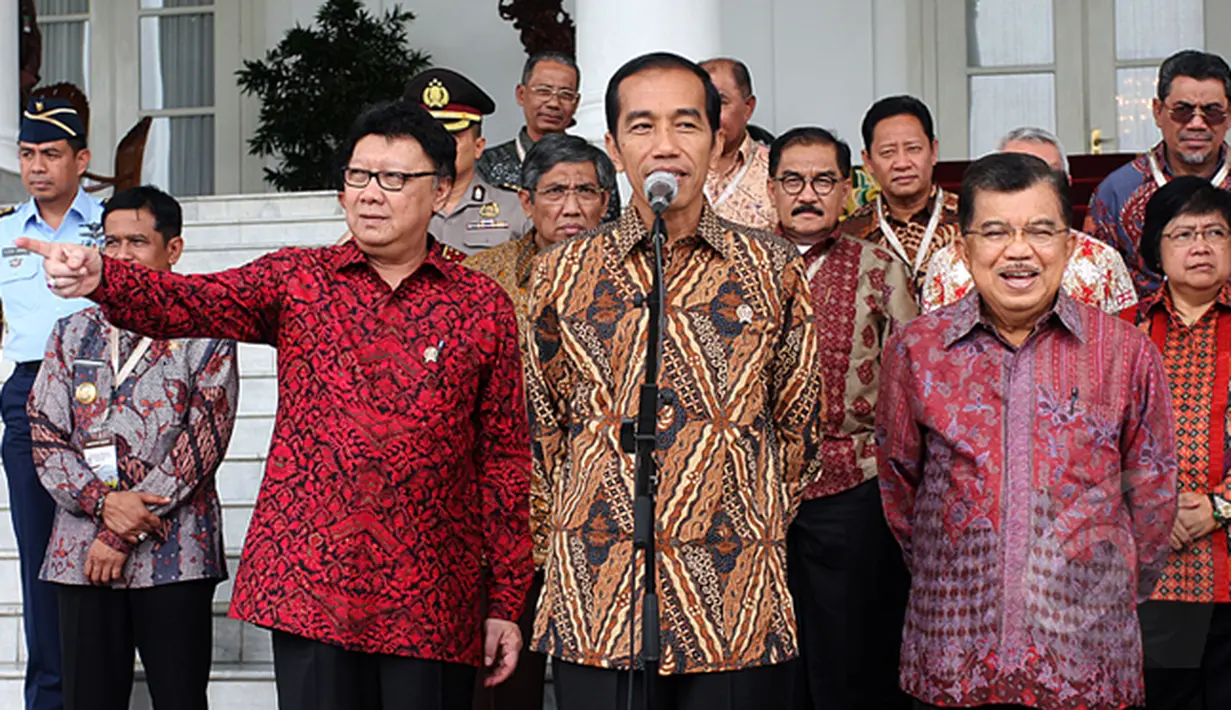 Presiden Joko Widodo (tengah) saat memberikan keterangan pada wartawan di Istana Bogor, Jum'at (13/2/2015). Presiden Joko Widodo memberikan pernyataan seputar isu pelantikan Komjen Budi Gunawan menjadi Kapolri. (Liputan6.com/Faizal Fanani)