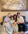 Walaupun bercerai, Tyna dan Kenang tetap merayakan lebaran bersama. Seperti ini potret mereka. [Instagram/tynadwijayanti]