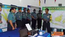 Citizen6, Surabaya: Pangkolinlamil Laksda TNI S.M. Darojatim, secara resmi membuka Latihan Pos Komando  (Latposko) I Latihan Angkutan Laut Militer (Latanglamil), Senin (7/5) di mulai 7 sampai 11 Mei 2012. (Pengirim: Kadispen Kolinlamil)