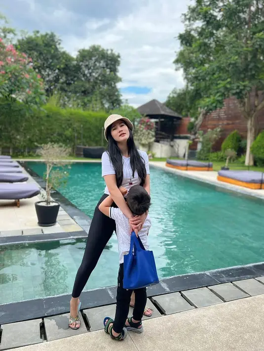 Alhasil, potretnya itu mencuri perhatian banyak netizen. Mereka menyoroti gaya pakaian ibu tiga anak itu terlihat lebih terbuka lagi. (Liputan6.com/IG/@steviagnecya).