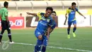 Pesepakbola Persiba, Sholehudin (kedua kiri) berlari usai menjebol gawang Martaputa FC di lanjutan Piala Presiden 2015 di Stadion Si Jalak Harupat, Bandung, Minggu (9/6/2015). Persiba unggul 3-2 atas Martapura FC. (Liputan6.com/Helmi Fithriansyah)