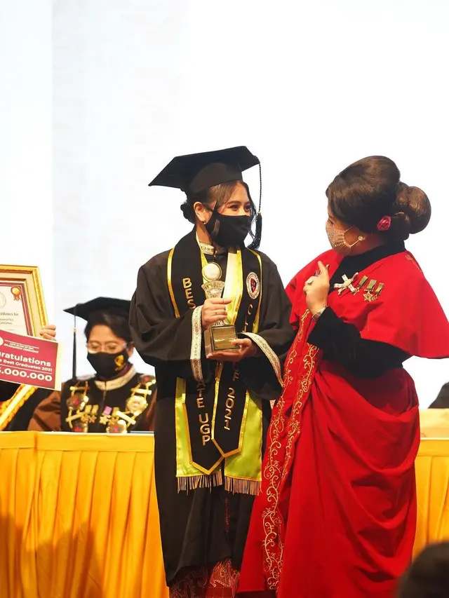 7 Momen Prilly Latuconsina Wisuda, Jadi Lulusan Terbaik