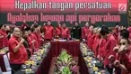 Sekretaris Jenderal PDIP Hasto Kristyanto bersama anggota dan jajaran pengurus PDIP menyanyikan lagu saat membuka Rapat Kordinasi Nasional (Rakornas) pemenangan Pileg dan Pilpres 2019 di kantor DPP PDIP, Jakarta, Sabtu (1/12). (Liputan6.com/Faizal Fanani)