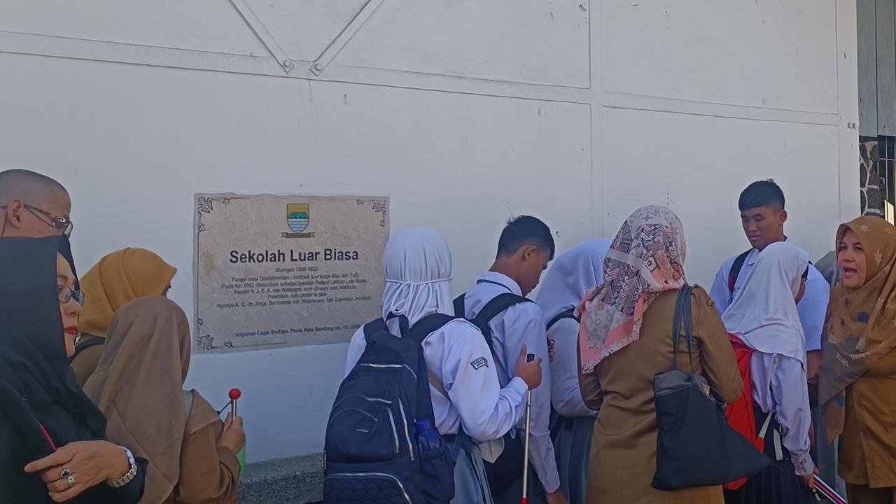 Sejumlah siswa SLBN A Pajajaran yang direlokasi sementara ke SLB Cicendo