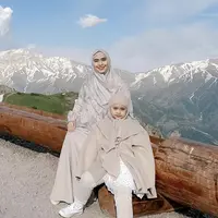 Anak sulung Oki Setiana Dewi memiliki pesona yang mencuri perhatian. Gaya hijabnya menuai pujian. [Foto: Instagram/ Okisetianadewi]