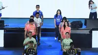 Aksi para model saat memperkenalkan Jersey Persib musim 2026/2027 di Bandung Arema, Selasa (25/8/2026). (Bola.com/Erwin Snaz)