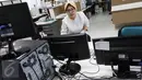 Seorang teknisi kesehatan sedang melihat data di komputer laboratorium kesehatan Rumah Sakit Husada, Jakarta, Rabu (08/2). (Fery Pradolo/Liputan6.com)