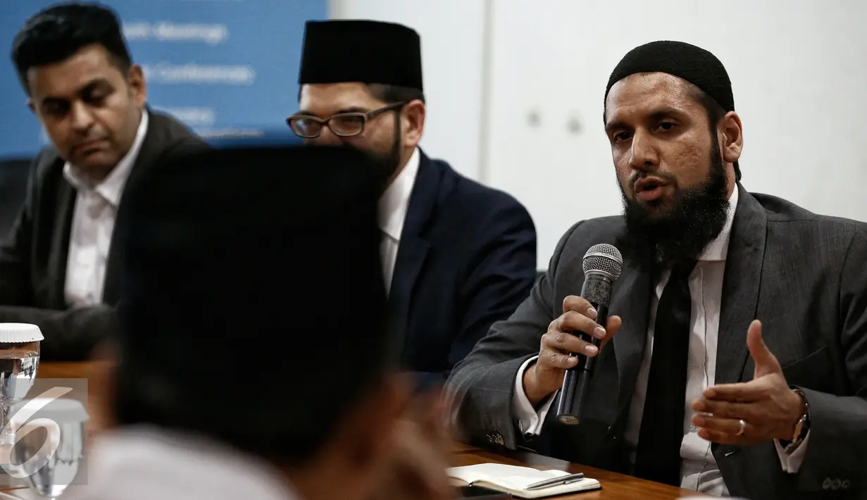 Imam Qari Asim (Senor Imam at Leeds Makkah Mosque) saat diskusi Umat Muslim Inggris dan Umat Muslim Islam di Jakarta, Senin (29/2/2016). Dalam diskusi tersebut bertema "Melawan Ekstrimisme Kekerasan". (Liputan6.com/Faizal Fanani)