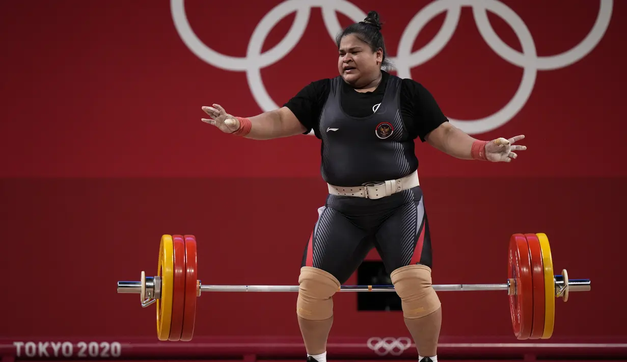 Lifter Indonesia Nurul Akmal menjatuhkan barbel saat mengangkat beban pada cabang angkat besi +87 kg putri Olimpiade Tokyo 2020 di Tokyo, Jepang, Senin (2/8/2021). Nurul Akmal hanya berada di posisi lima dengan total angkat 256 kg. (AP Photo/Luca Bruno)