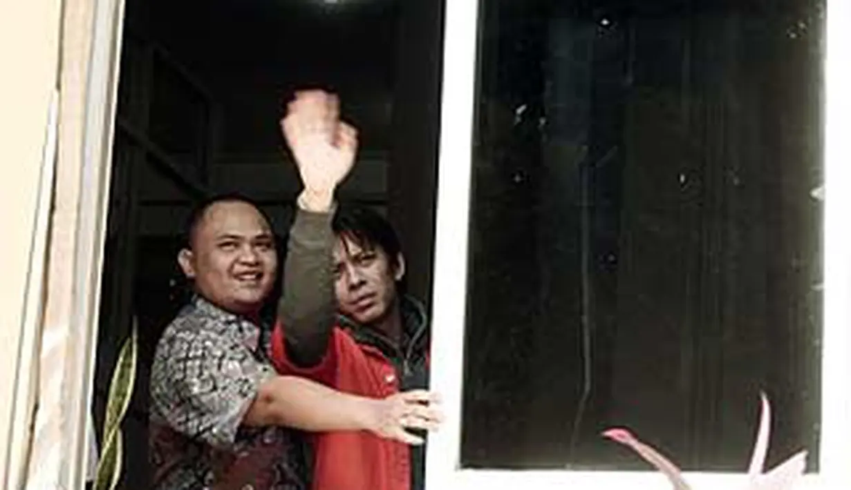 Tersangka kasus Video Porno, Ariel Peterpan (kanan) melambai lewat jendela belakang Mabes Polri.(Antara)