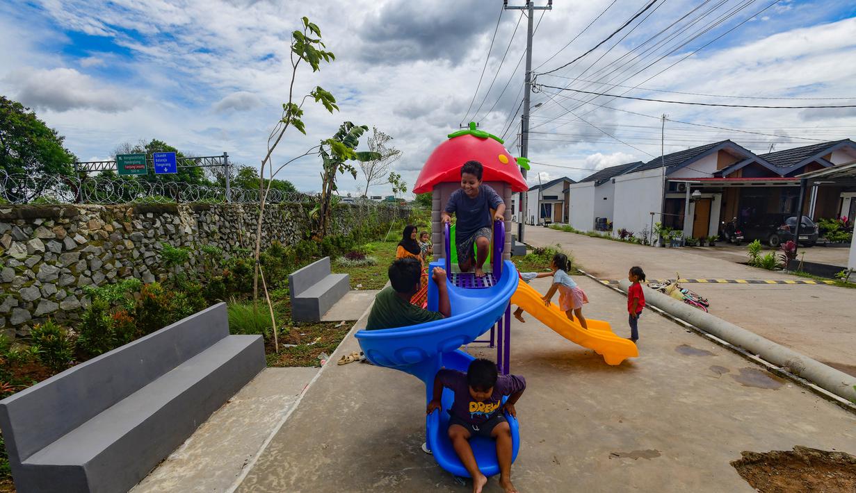 Anak-anak bermain pada taman bermain pada Perumahan Subsidi Pondok Pengampelan Indah, Serang , Banten, Selasa (17/2/2026). (merdeka.com/Arie Basuki)
