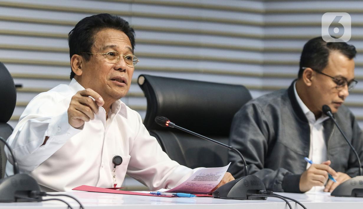 Wakil Ketua KPK Johanis Tanak (kiri) memberikan keterangan terkait penahanan Sekjen Kementerian Pertanian Kasdi Subagyono di Gedung Merah Putih KPK, Jakarta, Rabu (11/10/2023). (Liputan6.com/Angga Yuniar)