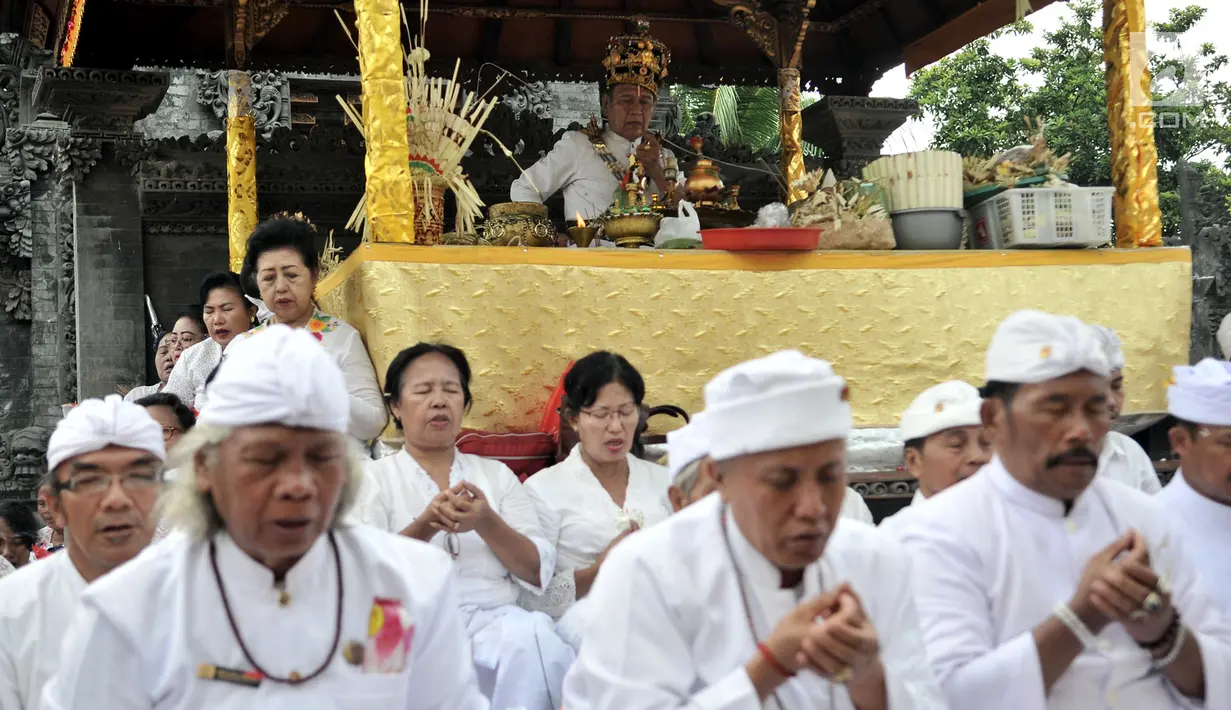 Umat Hindu berdoa bersama pada upacara Melasti jelang Hari Raya Nyepi Tahun Baru Saka 1941 di Pura Segara, Cilincing, Jakarta, Minggu (3/3). Melasti merupakan upacara penyucian diri. (merdeka.com/Iqbal S Nugroho)