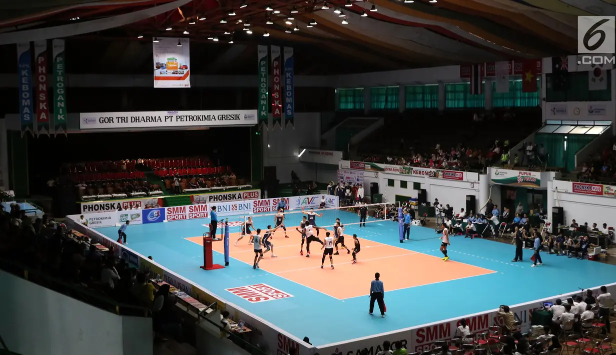 Suasana pertandingan voli putra antara Tiongkok melawan Thailand pada Kejuaraan Voli Asia 2017 ke-16 di GOR Tri Dharma, Gresik, Senin (24/7). Tiongkok unggul tiga set langsung 25-19, 29-27, 25-13. (Liputan6.com/Helmi Fithriansyah)