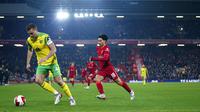 Pemain Liverpool Takumi Minamino (kanan) berebut bola dengan pemain Norwich City Ben Gibson pada pertandingan sepak bola Piala FA di Stadion Anfield, Liverpool, Inggris, 2 Maret 2022. Liverpool menang 2-1. (AP Photo/Jon Super)
