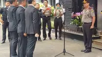 Wakapolda Metro Jaya memberi penghargaan 9 polisi pengungkap kasus SPBU curang (Muslim AR/Liputan6.com)