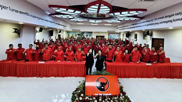 Ketua Umum DPP PDI Perjuangan (PDIP) Megawati Soekarnoputri memberikan pembekalan kepada anggota Fraksi PDIP di DPR RI yang berlangsung secara tertutup di Sekolah Partai, di Jalan Lenteng Agung, Jakarta Selatan, Sabtu (8/4/2023).