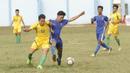 Pemain Persija U-17, Widianto, berebut bola dengan pemain PCM di Stadion Cendrawasih, Jakarta, Senin, (24/7/2017). Persija Muda gagal lolos fase grup Piala Suratin setelah bermain imbang 1-1 melawan PCM. (Bola.com/M Iqbal Ichsan)