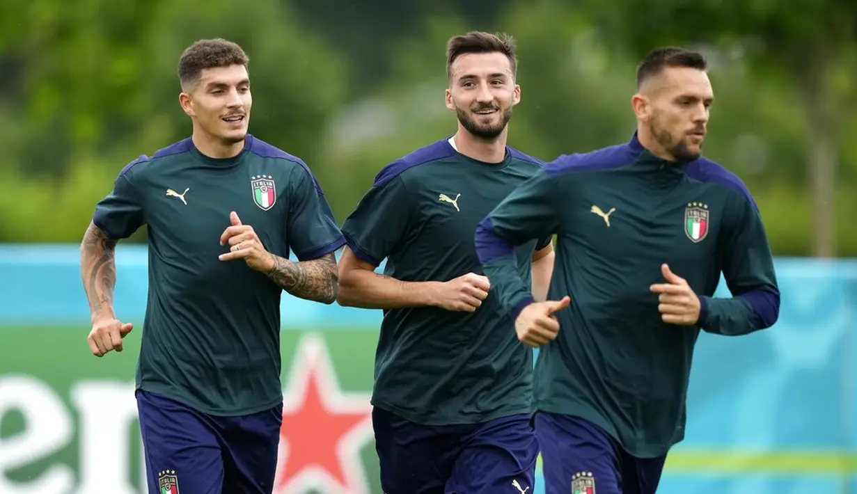 Para pemain Italia melakukan pemanasan saat mengikuti sesi latihan di tempat latihan Tottenham Hotspur di London, Sabtu (10/7/2021). Italia akan bertanding melawan Inggris pada final Euro 2020 di Stadion Wembley. (AP Photo/Frank Augstein)