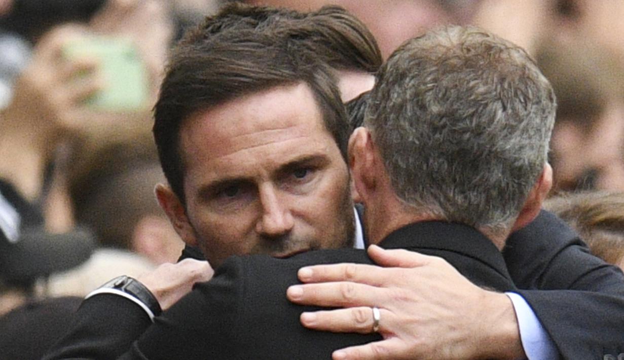 Pelatih Chelsea, Frank Lampard memeluk pelatih Manchester United, Ole Gunnar Solskjaer sebelum pertandingan di Old Trafford  (11/8/2019). MU menang telak 4-0 sekaligus menjadi mimpi buruk bagi debut Frank Lampard bersama Chelsea. (AFP Photo/Oli Scarff)