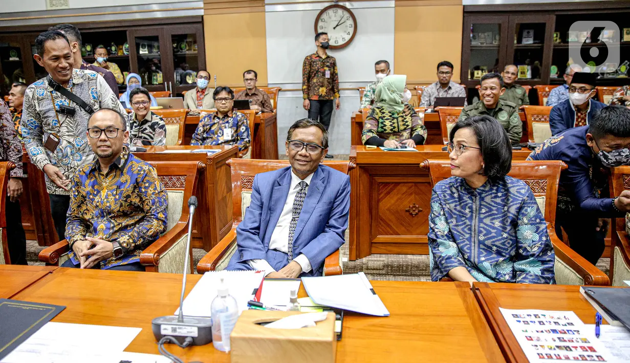 Dalam rapat ini hadir pula Ketua Pusat Pelaporan dan Analisis Transaksi Keuangan (PPATK) Ivan Yustiavandana. (Liputan6.com/Faizal Fanani)