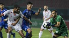 Kiper Palestina, Rami Hamada, menangkap bola tendangan pemain Taiwan pada laga Grup A Asian Games di Stadion Patriot, Jawa Barat, Jumat (10/8/2018). Kedua negara bermain imbang 0-0. (Bola.com/Vitalis Yogi Trisna)
