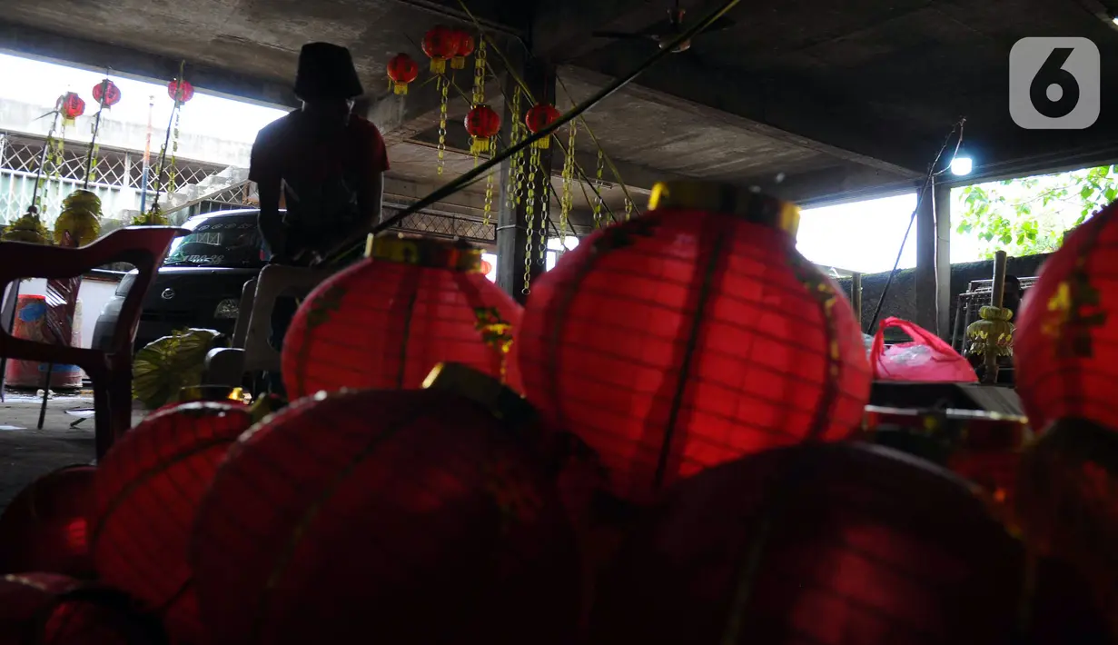 Warga keturunan Tionghoa menyiapkan lampion jelang perayaan Cap Go Meh di Klenteng Hok Lay Kiong Bekasi, Jawa Barat, Sabtu (4/2/2023). Perayaan Cap Go Meh akan digelar dengan pawai atraksi barongsai, patung dewa, hingga naga-naga dengan rute pawai itu dari Jalan Mayor Oking-Lampu Merah Kartini-Juanda-Agus Salim-Jalan Perjuangan-Juanda dan kembali lagi ke Jalan Mayor Oking. (merdeka.com/Imam Buhori)