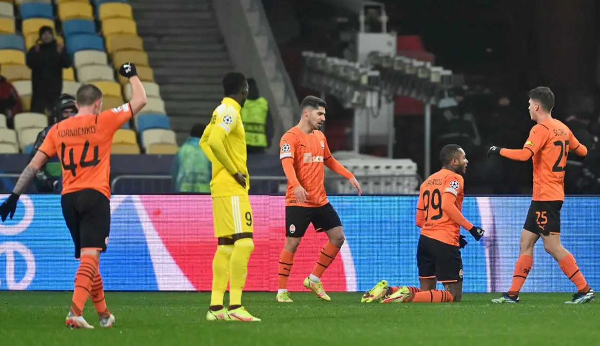 Pemain Shakhtar Donetsk Fernando Dos Santos Pedro melakukan selebrasi usai mencetak gol ke gawang Sheriff Tiraspol pada pertandingan sepak bola Grup D Liga Champions di Stadion Olympiyskiy, Kyiv, Ukraina, 7 Desember, 2021. Pertandingan berakhir 1-1. (GENNYA SAVILOV/AFP)