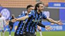 Bek Inter Milan, Matteo Darmian melakukan selebrasi usai mencetak gol ke gawang Cagliari dalam laga lanjutan Liga Italia 2020/2021 pekan ke-30 di San Siro Stadium, Milan, Minggu (11/4/2021). Inter Milan menang 1-0 atas Cagliari. (AP/Luca Bruno)