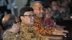 Mendagri  Tjahjo Kumolo menghadiri acara peluncuran buku Kementerian Desa PDTT di Kalibata, Jakarta, Rabu (7/12). Kemendes PDTT meluncurkan buku berjudul ‘Menuju Desa Mandiri’ dan ‘Jelajah Desa Nusantara’. (Liputan6.com/Yoppy Renato)