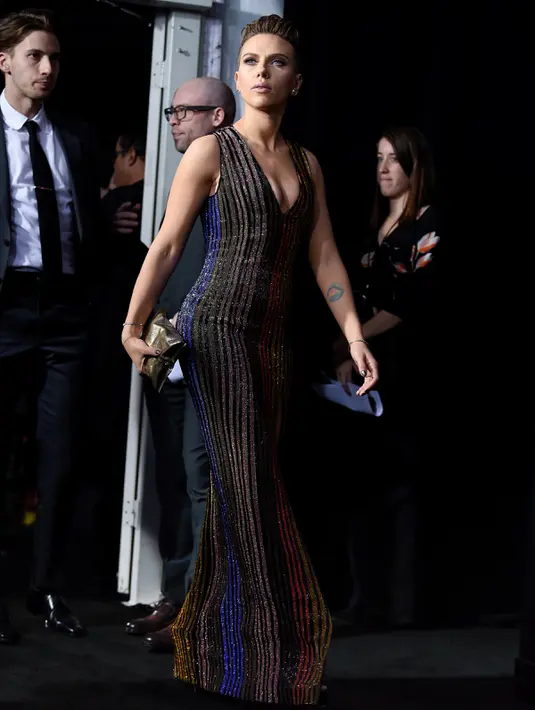 Scarlett Johansson saat menghadiri pemutaran perdana film "Ghost in the Shell" di AMC Loews Lincoln Square, New York, AS (29/3). Ibu satu anak itu tampil seksi dan glamor dalam balutan gaun warna-warni metalik Balmain. (Evan Agostini/Invision/AP)