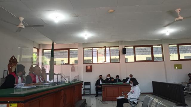Eks Ketua KPUD Depok menjalani sidang terkait dugaan korupsi