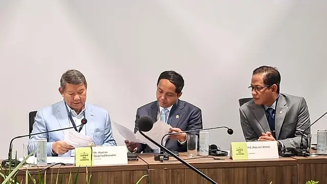 Utusan Khusus Presiden bidang Perubahan Iklim dan Energi Hashim Djojohadikusumo bersama Menteri Kehutanan atau Menhut Raja Juli Antoni.