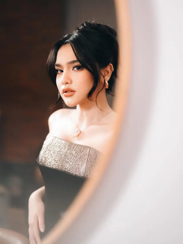 Pesona Memikat Davina Karamoy di Gala Premiere Love & 10 Million Dollar, Terlihat Mahal dengan Gaun Emas