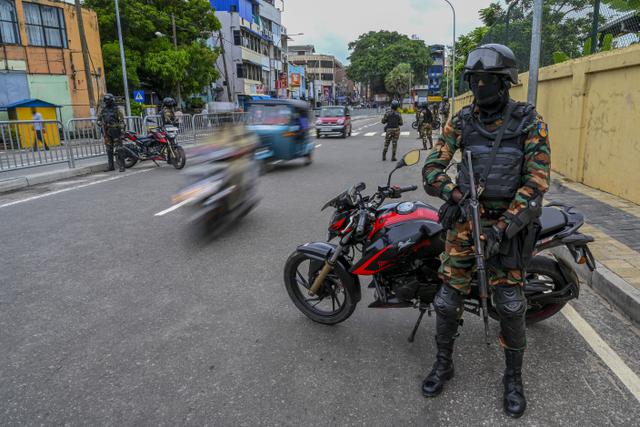 Tentara Sri Lanka berjaga-jaga di pos pemeriksaan saat negara itu bersiap untuk lockdown di Kolombo, Selasa (25/5/2021). Sri Lanka bersiap menerapkan lockdown ketat selama dua minggu untuk menekan penyebaran corona Covid-19. (ISHARA S. KODIKARA / AFP)