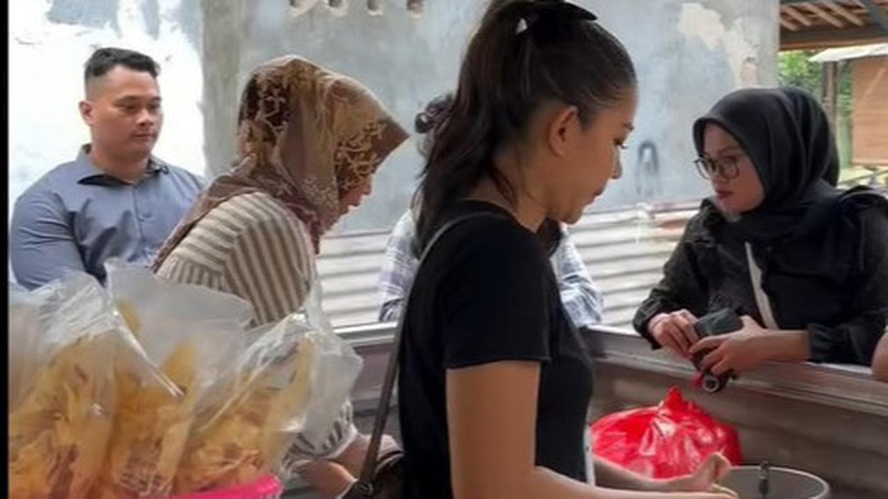 Potret Cantik Eriska Nakesya Istri Young Lex Buka Warung di Gang Kecil, Turun Langsung Layani Pembeli