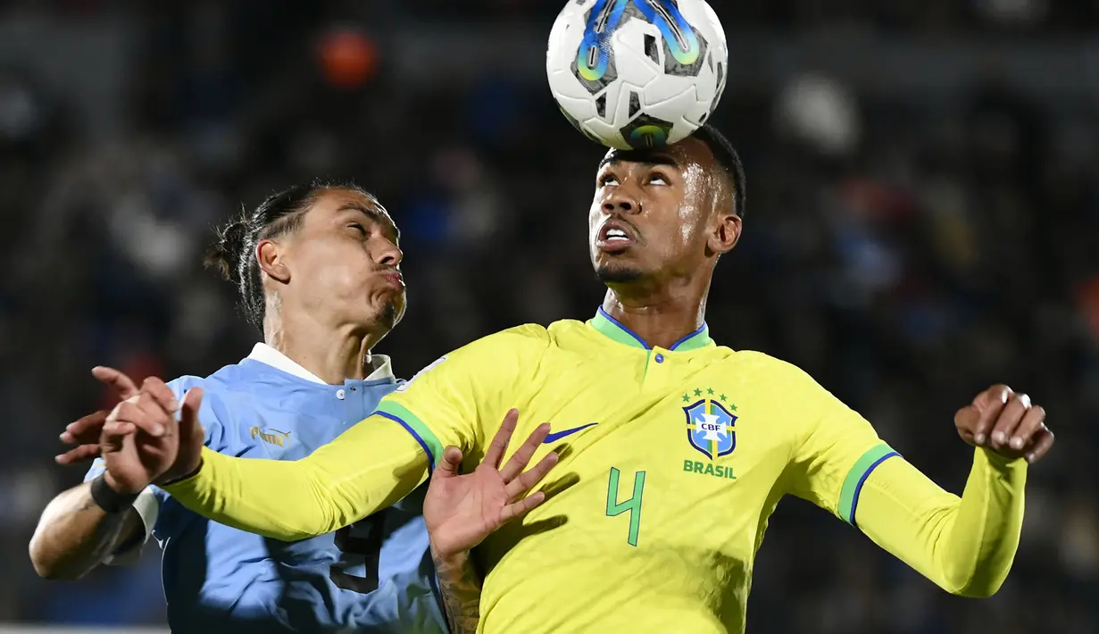 Bek Timnas Brasil, Gabriel Magalhaes (kanan) memenangi duel udara dengan striker Uruguay, Darwin Nunez pada laga Kualifikasi Piala Dunia 2026 Zona Conmebol di Centenario Stadium, Montevideo, Uruguay, Rabu (18/10/2023) pagi WIB. (AP Photo/Santiago Mazzarovich)