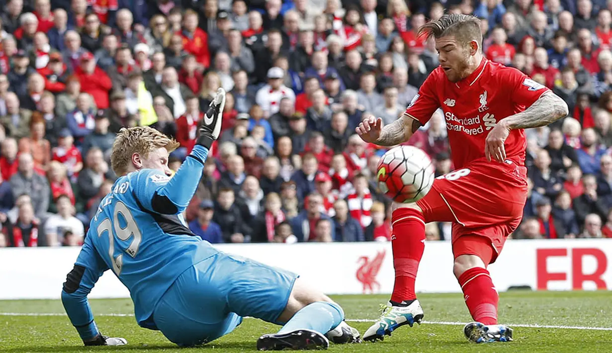 7. Pemain Liverpool, Alberto Moreno, berusaha mengecoh kiper Stoke pada laga Liga Premier Inggris di Stadion Anfield, Liverpool, Minggu (10/4/2016). Liverpool menang 4-1 atas Stoke. (Action Images via Reuters/Carl Recine)