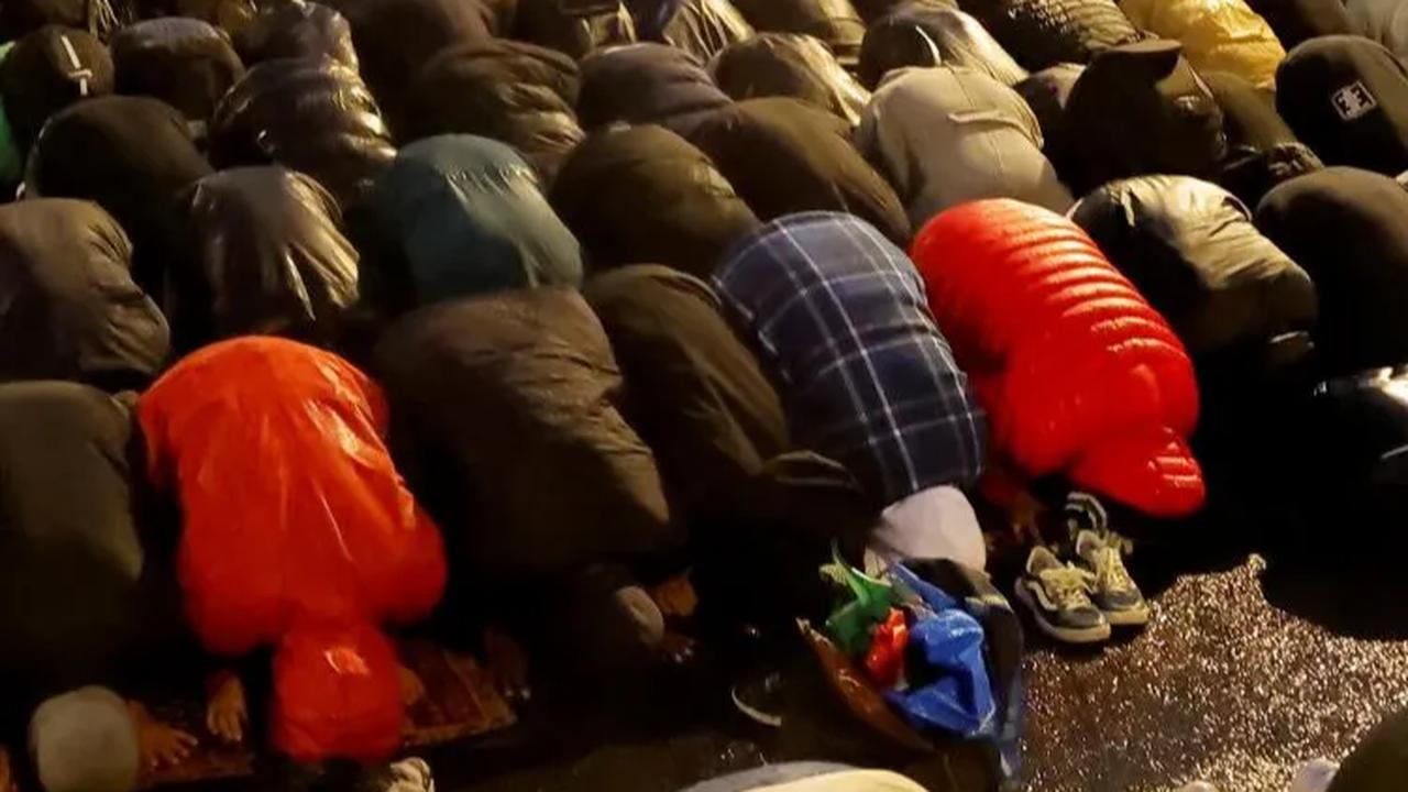 Dalam aksi di tengah guyuran hujan, warga muslim London menggelar salat gaib berjemaah di tengah jalan.<br>