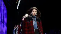 Model Bella Hadid berjalan di atas catwalk membawakan koleksi busana Fall-Winter 2018-19 milik Dsquared2 selama acara Milan Fashion Week, Italia, (14/1). (AP Photo / Luca Bruno)