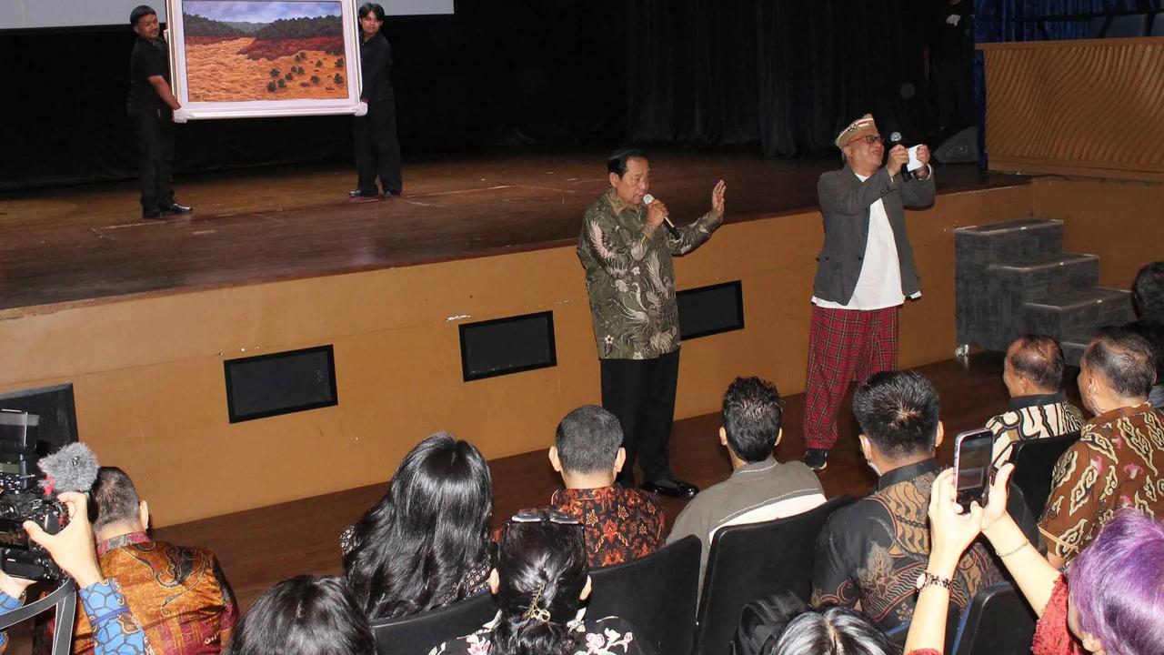 FOTO: Lukisan SBY Terjual Rp311 Juta untuk Korban Bencana Sumatra  Teks Berita: