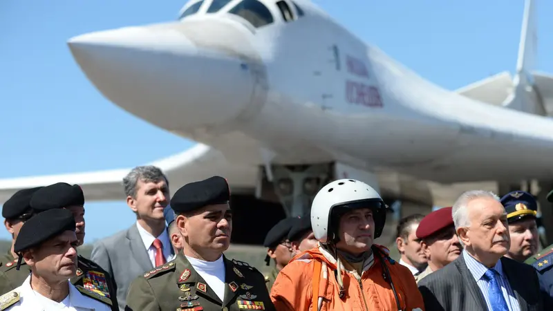 Salah satu jet pembom Rusia TU-160 "Blackjack" mendarat di Caracas untul latihan militer bersama antara Rusia dan Venezuela (AFP/Federico Parra_