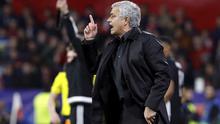 Jose Mourinho terus memberikan instruksi kepada anak asuhnya saat melawan Sevilla pada laga 16 besar Liga Champions di Ramon Sanchez Pizjuan stadium, Seville, (21/2/2018). MU bermain Imbang 0-0 lawan Sevilla. (AP/Miguel Morenatti)