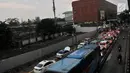 Kemacetan arus lalu lintas di depan Stasiun Jatinegara, Jakarta, Rabu (12/12). Kemacetan yang kerap kali terjadi, terutama pada jam sibuk akibat banyaknya angkutan umum, bajaj, hingga ojek yang memangkal di kawasan tersebut. (Merdeka.com/Iqbal S. Nugroho)