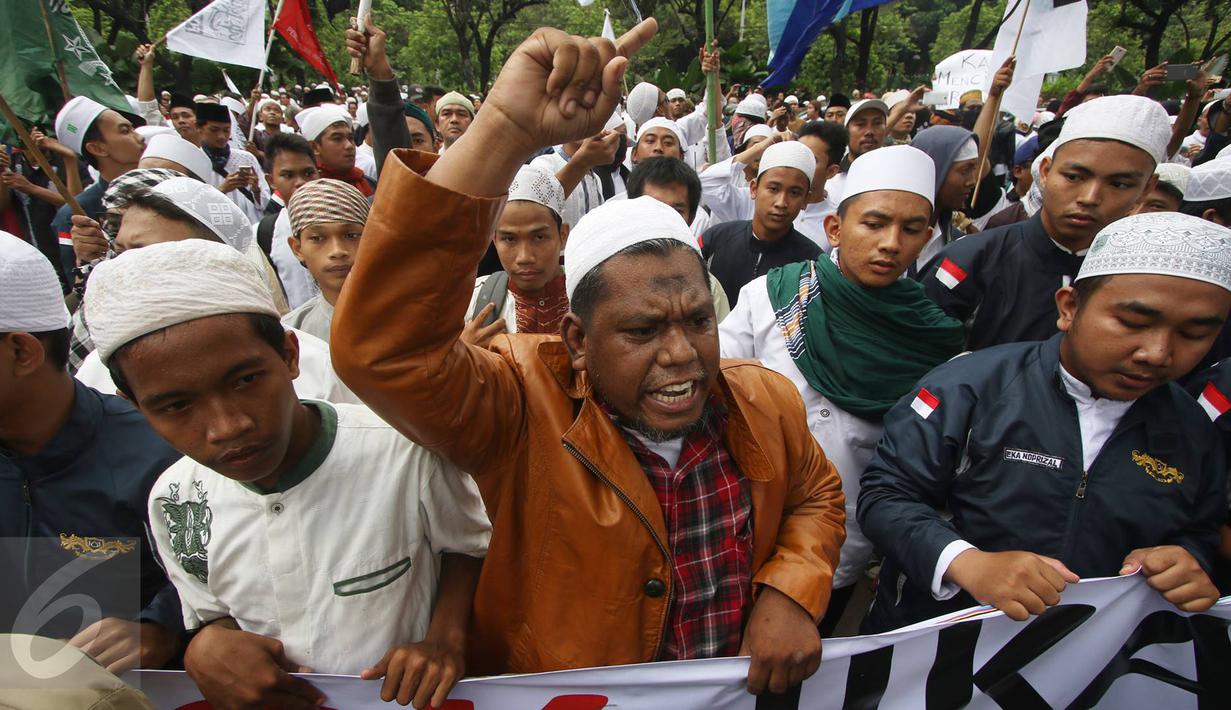 Ekspresi peserta aksi saat berorasi menyampaikan kecaman terhadap Basuki Tjahaja Purnama di Balai Kota Jakarta, Jumat (14/10). Mereka berdemonstrasi terkait pernyataan Ahok yang dinilai menyinggung satu golongan masyarakat (Liputan6.com/Immanuel Antonius)