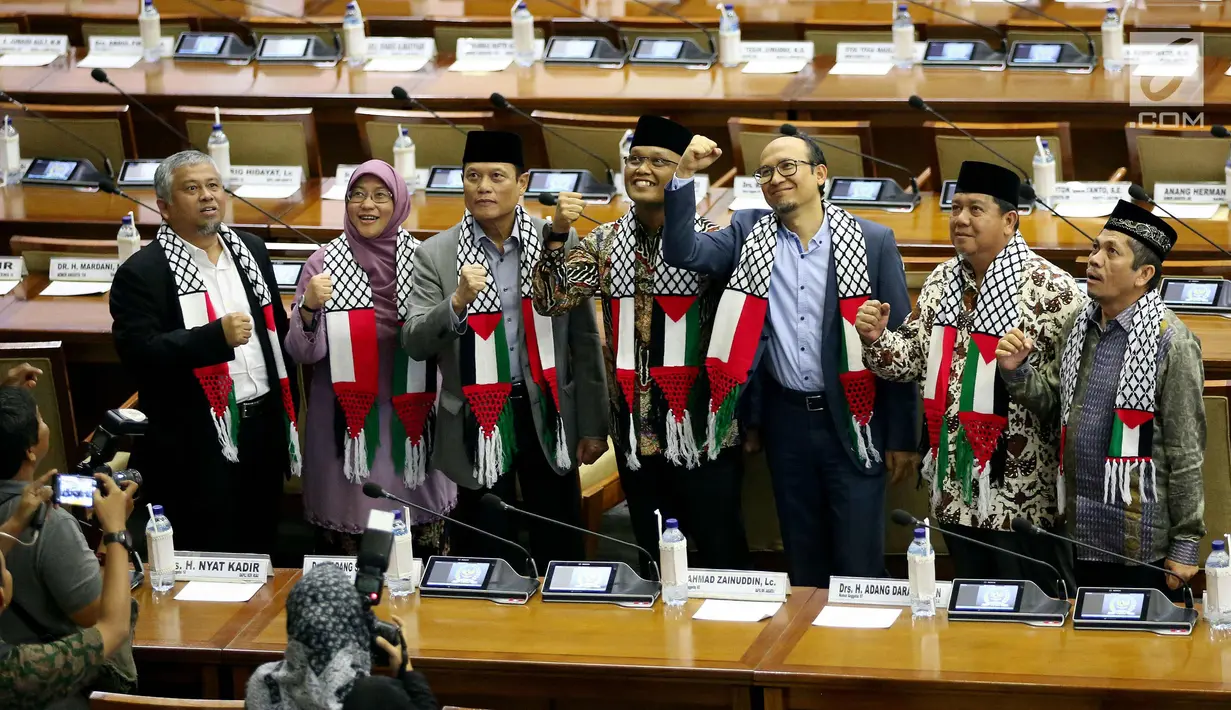 Sejumlah Anggota DPR memakai Syal Bendera Palestina saat mengikuti Rapat Paripurna ke 14 di Gedung Nusantara II DPR, Jakarta, Senin (11/12). (Liputan6.com/Johan Tallo)