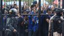 Suporter Persib antre masuk Stadion Gelora Bandung Lautan Api, Bandung, Selasa (16/1). Persib akan menjamu Sriwijaya FC pada laga perdana Piala Presiden 2018 yang akan dibuka oleh Presiden Joko Widodo. (Liputan6.com/Helmi Fithriansyah)