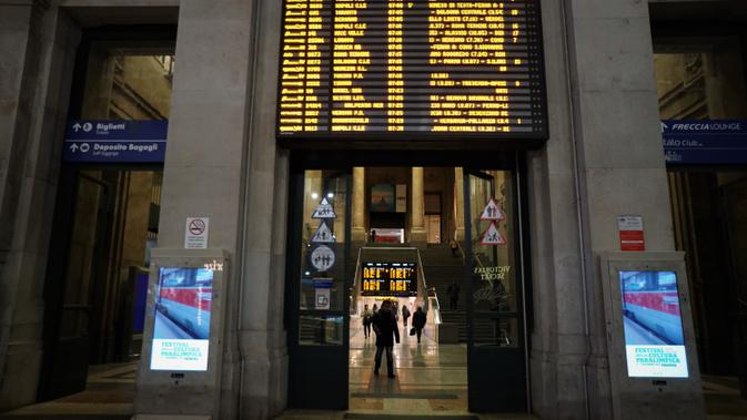 Penampakan bagian lobi Milano Centrale, stasiun kereta termegah di Milan, Italia (Marco Tampubolon/Liputan6.com)