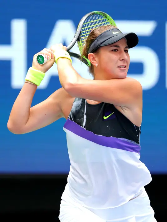 Petenis Swiss, Belinda Bencic mengembalikan bola ke arah petenis Kroasia, Donna Vekic pada perempat final AS Terbuka 2019 di Arthur Ashe Stadium, Rabu (4/9/2019). Belinda Bencic berhasil menyingkirkan sang sahabat, Donna Vekic dengan skor 7(7)-6, 6-3. (Mike Stobe/Getty Images/AFP)